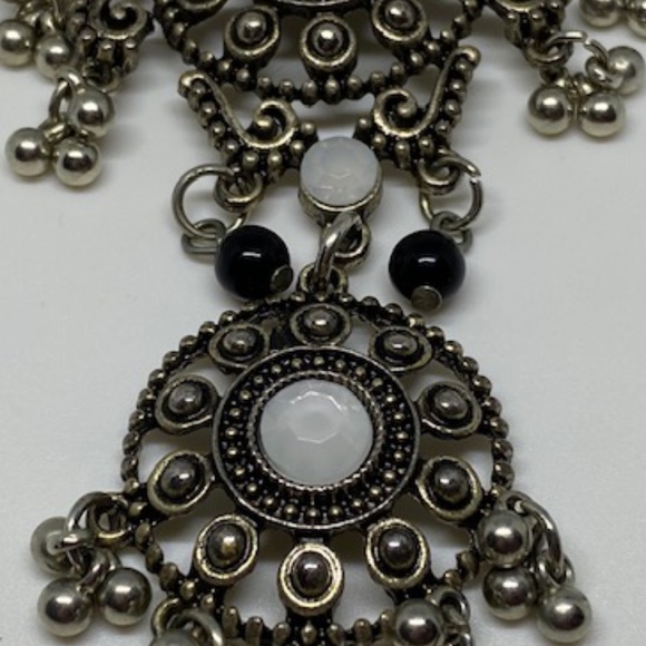💋 Layered Silver Bib Necklace - Picture 5 of 7